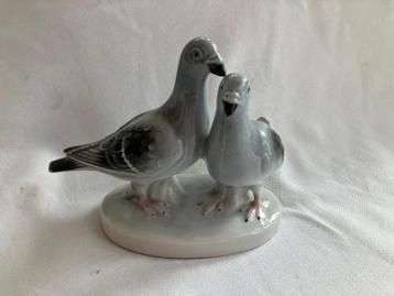 Porseleinen duivenpaar beschikbaar voor biedingen