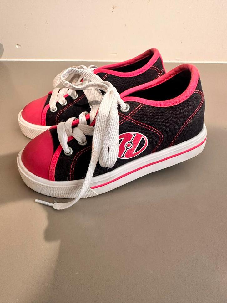 Heelys - schoenen met wieltjes - Maat 30 - ZGAN, Kinderen en Baby's, Speelgoed | Buiten | Rolschaatsen, Zo goed als nieuw, Kinderen
