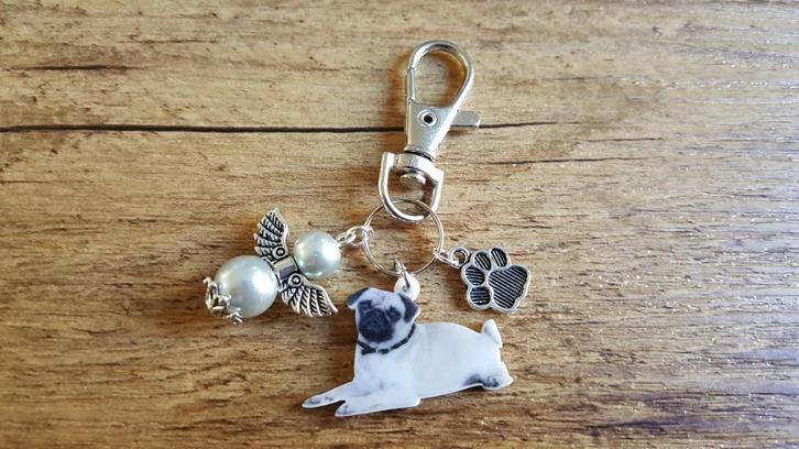 Sleutelhanger Mopshond Pug met beschermengeltje, Hobby en Vrije tijd, Overige Hobby en Vrije tijd, Nieuw, Verzenden