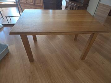 Gratis op te halen : eettafel  , lage kast , secretaire , tv beschikbaar voor biedingen