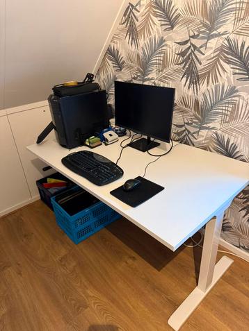 Te koop verstelbaar bureau beschikbaar voor biedingen
