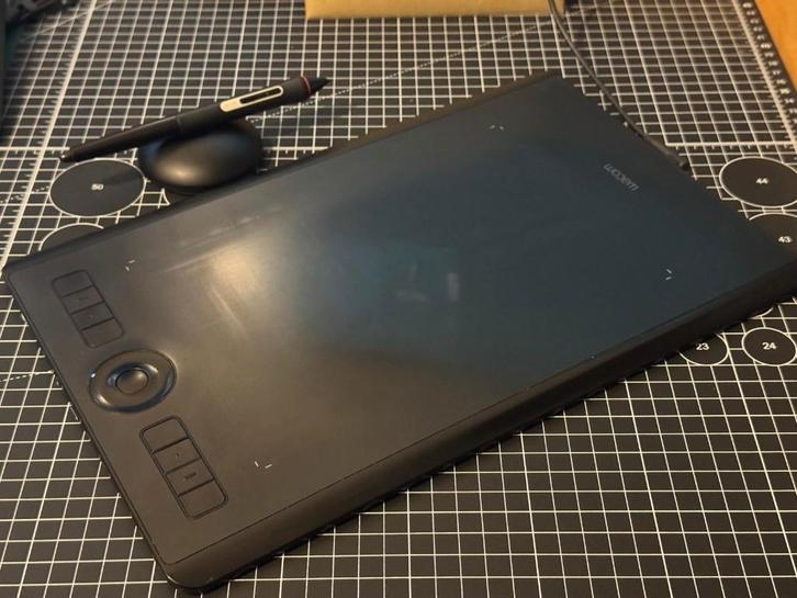 Wacom intous medium pro, Computers en Software, Tekentablets, Zo goed als nieuw, Draadloos, Ophalen of Verzenden