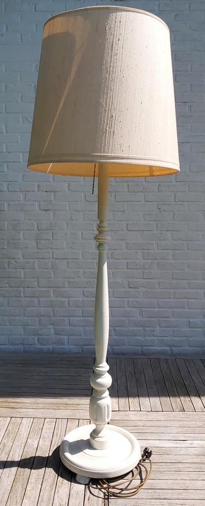 Vintage staande lamp creme gebroken wit houten poot en stof., Huis en Inrichting, Lampen | Tafellampen, Gebruikt, Ophalen