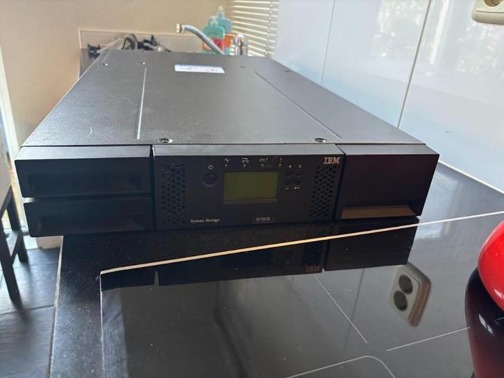 IBM 3573 tape library LTO-3 fiber channel, Computers en Software, Servers, Gebruikt, Onbekend, Ophalen
