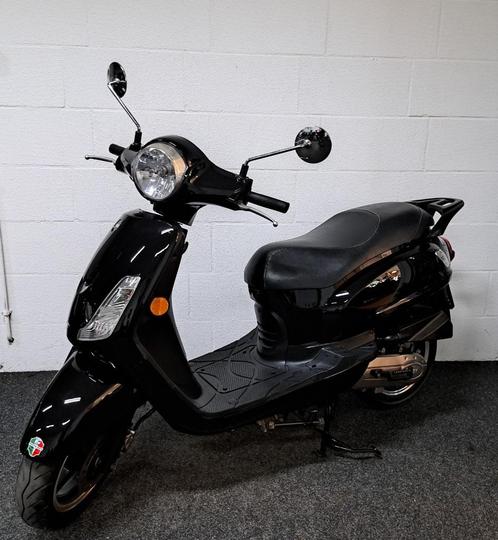 Mat zwarte Sym Fiddle II bromscooter, Fietsen en Brommers, Scooters | SYM, Zo goed als nieuw, Fiddle, Benzine, Ophalen