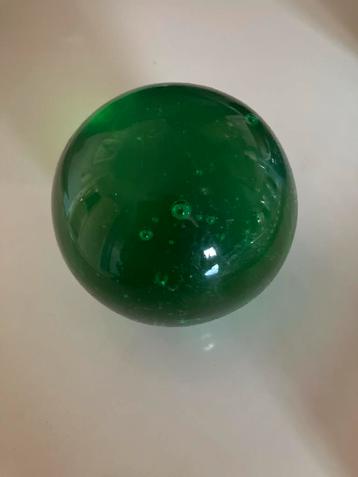 Grote groene glazen knikker beschikbaar voor biedingen