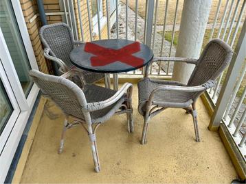 3 rieten stoelen beschikbaar voor biedingen