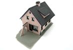 Pola 500 Vrijstaande woning, roze. Gebouwd model, Overige merken, Brug, Tunnel of Gebouw, Gebr. FALLER GmbH, Ophalen of Verzenden
