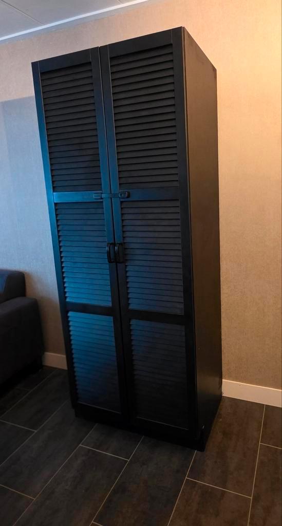 Hoge zwarte kast met louvre deuren., Huis en Inrichting, Kasten | Wandmeubels, 200 cm of meer, Minder dan 150 cm, 25 tot 50 cm