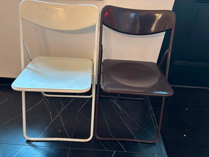 Ikea TED Niels Gammelgaard. 1 wit/ 1 donkerbruin klapstoel, Huis en Inrichting, Stoelen, Gebruikt, Twee, Kunststof, Bruin, Ophalen