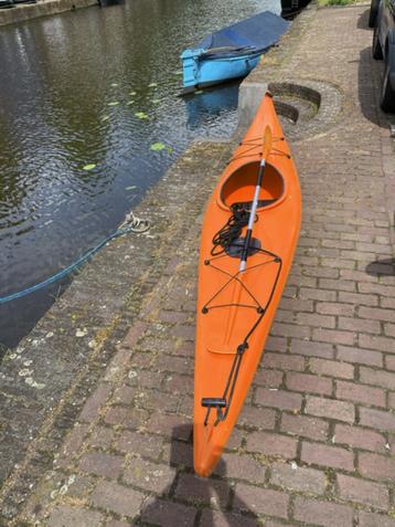 2 eenpersoons Kayak's rood en oranje met peddels beschikbaar voor biedingen