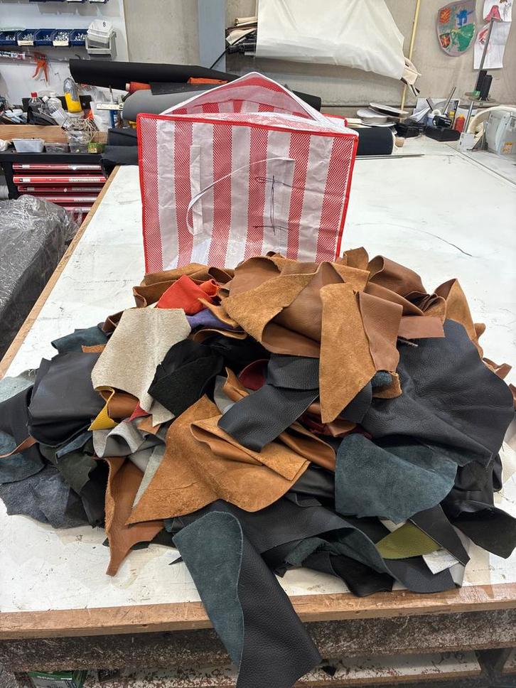 Leer Restant 14-15 kg - Diverse Kleuren & Maten, Hobby en Vrije tijd, Stoffen en Lappen, Gebruikt, Leer of Kunstleer, Minder dan 30 cm