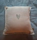 Beige vierkant kussen met een gouden hartje van Zusss, Ophalen of Verzenden, Zo goed als nieuw, Beige, Vierkant