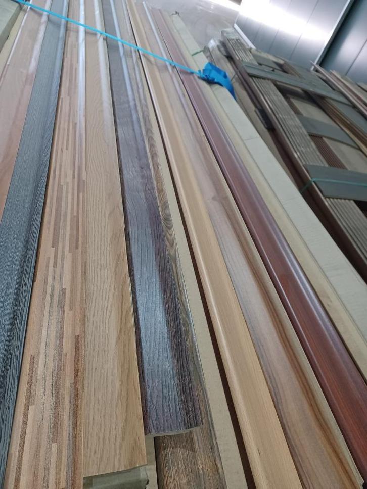 Grote partij plinten, goed bod gevraagd voor alles, Doe-het-zelf en Verbouw, Plinten en Afwerking, Nieuw, Plinten, Overige materialen