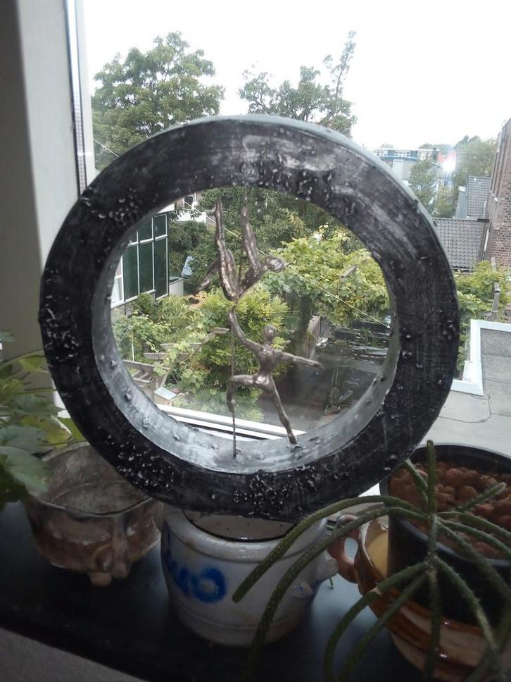 Decoratief beeldje van twee figuren in een ring potters, Antiek en Kunst, Kunst | Beelden en Houtsnijwerken, Ophalen of Verzenden