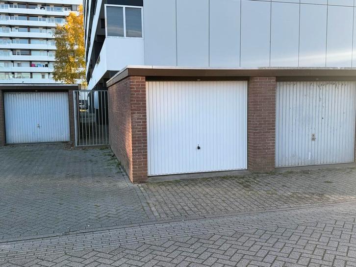 Te huur garagebox 18m2 Emmerhout in Emmen, Huizen en Kamers, Garages en Parkeerplaatsen, Drenthe