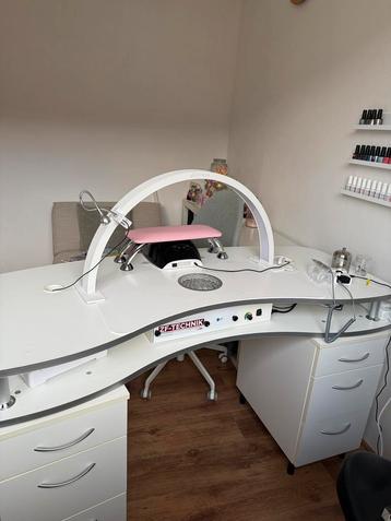 Monza nageltafel met ingebouwde afzuiging beschikbaar voor biedingen