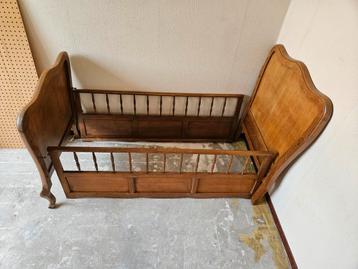 Antieke houten vintage kinder ledikant bedje jaren 60-70 beschikbaar voor biedingen
