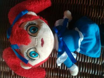 Leuke Rode Pop met Blauwe Jurk beschikbaar voor biedingen