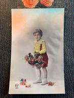 1930 Jongetje met gele blouse en mandje bloemen, Gelopen, Kinderen, Ophalen of Verzenden, 1920 tot 1940