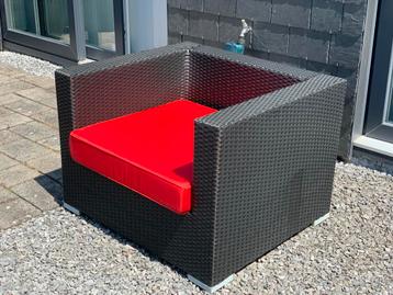 Wicker Tuinstoel met Rood Kussen beschikbaar voor biedingen
