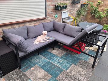 Mooie loungeset met comfortabele kussens beschikbaar voor biedingen