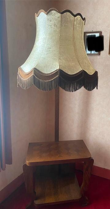 Vintage/antiek tafeltje met vaste schemerlamp beschikbaar voor biedingen