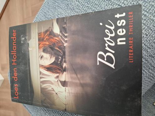 Loes den Hollander - Broeinest, Boeken, Thrillers, Zo goed als nieuw, Nederland, Ophalen of Verzenden