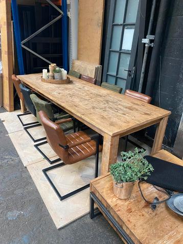 Robuuste geleefde tafel 280 cm evt. met stoelen beschikbaar voor biedingen