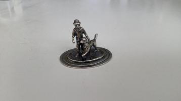 Zilver miniatuur beeldje man met hond beschikbaar voor biedingen