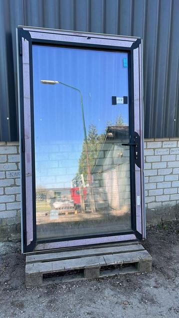 (15) Nieuwe zwarte aluminium deur incl kozijn en glas beschikbaar voor biedingen