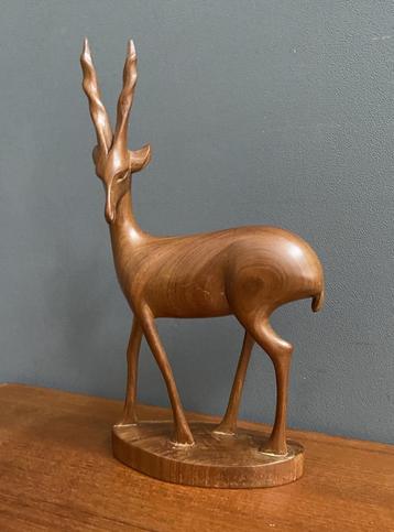 60 jaren teak houten beeldje van oryx hoorn soort springbok  beschikbaar voor biedingen