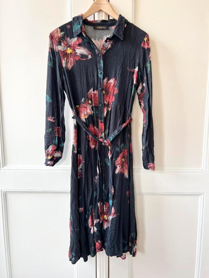 Supertrash jurk zwart met bloemen, maat M/38, Kleding | Dames, Jurken, Zo goed als nieuw, Maat 38/40 (M), Zwart, Onder de knie