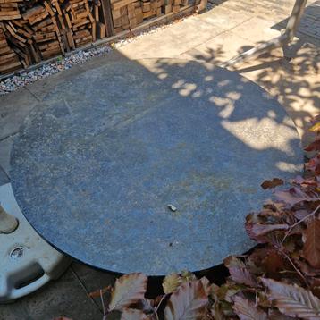 Ronde brutalist natuurstenen tafelblad met stalen poot beschikbaar voor biedingen