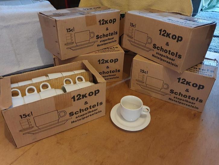 Kop en schotels wit hotelporselein, Huis en Inrichting, Keuken | Servies, Zo goed als nieuw, Kop(pen) en/of Schotel(s), Overige stijlen