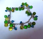 Zilverkleurige schakeltjes armband groen blauw geel bedels, Gebruikt, Staal, Verzenden, Met bedels of kralen