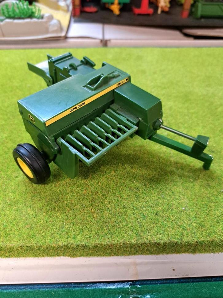 John Deere 338 pakjes pers van Ertl met stocknummer 5639a., Hobby en Vrije tijd, Modelauto's | 1:32, Zo goed als nieuw, Tractor of Landbouw