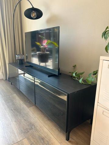 IKEA TV Meubel met Rookglas - Zo Goed Als Nieuw! beschikbaar voor biedingen