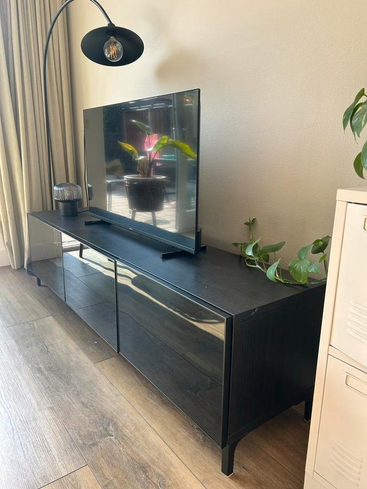 IKEA TV Meubel met Rookglas - Zo Goed Als Nieuw!, Huis en Inrichting, Kasten | Televisiemeubels, Zo goed als nieuw, Minder dan 100 cm