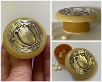 Vintage Frans Art Deco pillendoosje van zilver en celluloid beschikbaar voor biedingen