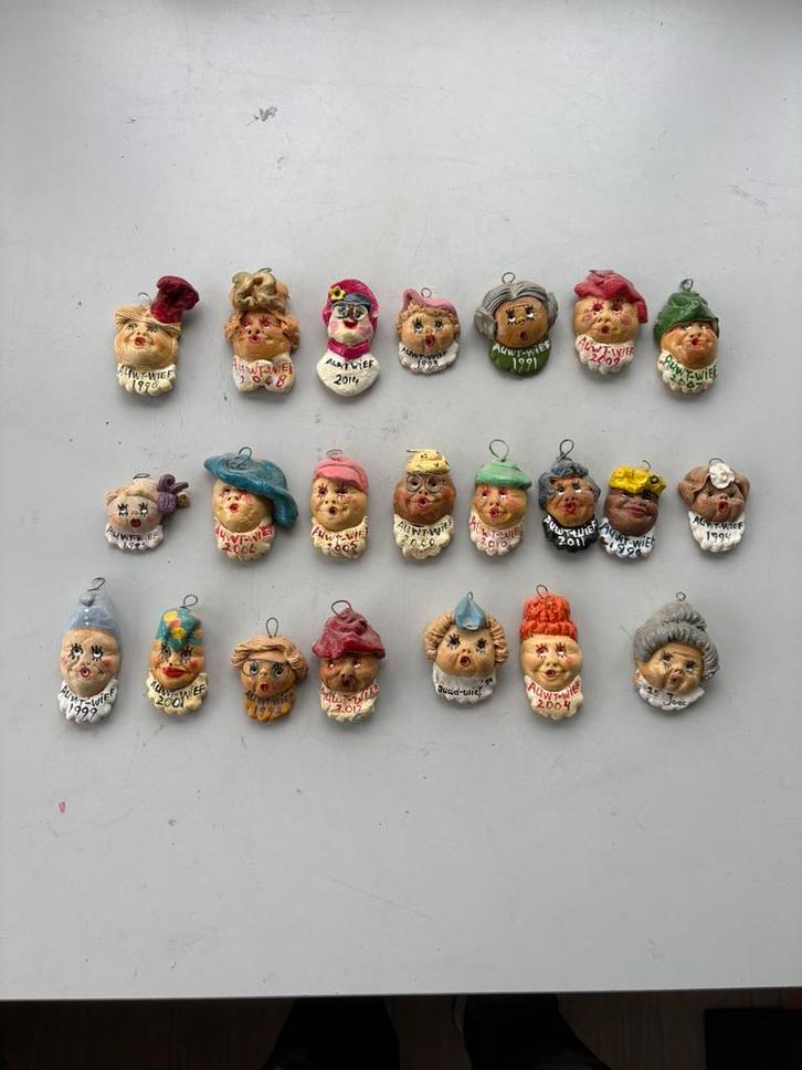 (M) 22x Auwt-Wief hangertjes – jaartallen – handbeschilderd, Kinderen en Baby's, Carnavalskleding en Verkleedspullen, Zo goed als nieuw