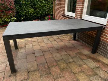 Grote, zware tuintafel 200x100 cm beschikbaar voor biedingen