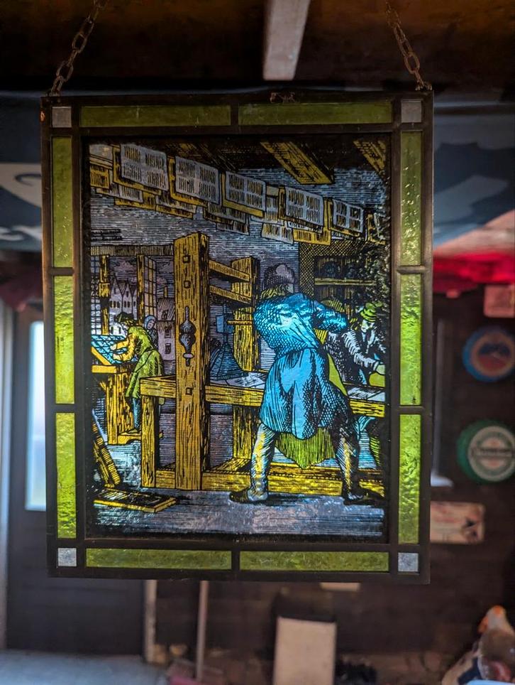 Glas in lood raam met drukkerij scène, Antiek en Kunst, Antiek | Glas en Kristal, Ophalen of Verzenden