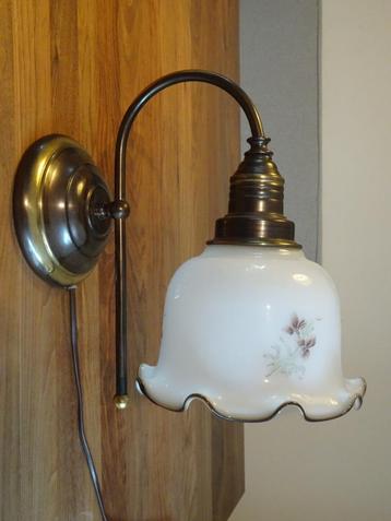 Mooie oude messing wandlamp met glazen kapje beschikbaar voor biedingen