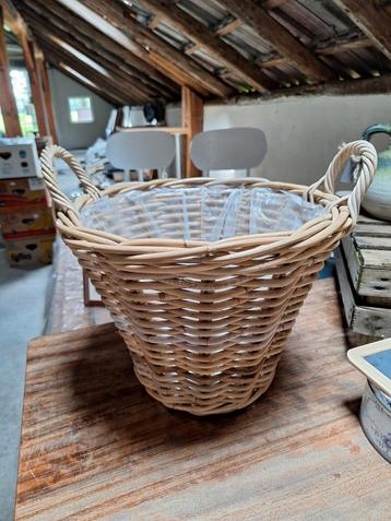 Grote rieten mand  beschikbaar voor biedingen