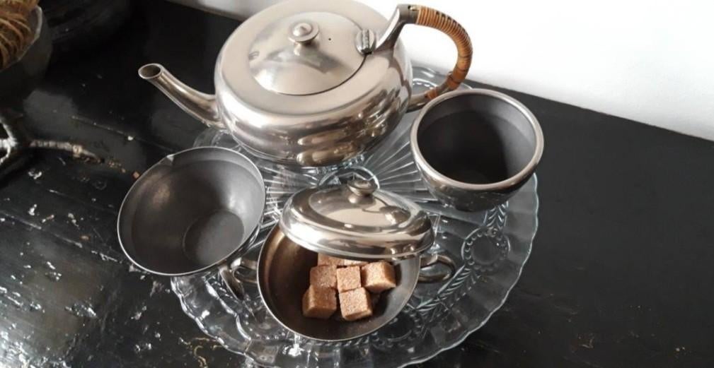 Vintage KMD Daalderop tinnen en rotan theeservies, Ophalen of Verzenden, Overige materialen, Pot, Bus of Blik