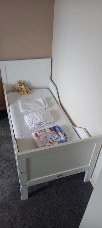 SCHOON EN ALS NIEUW .WIT KINDER LEDIKANT INCL. NET NACHTKAST beschikbaar voor biedingen