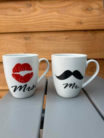 Setje 2 mokken Mr en Mrs beschikbaar voor biedingen