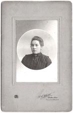 Kabinetfoto Portret Vrouw Halssieraad Foto Schotel Rotterdam, Verzamelen, Gebruikt, Foto, Ophalen of Verzenden, Voor 1940