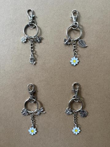 4 verschillende sleutelhangers bloem, magriet, bij, vlinder beschikbaar voor biedingen